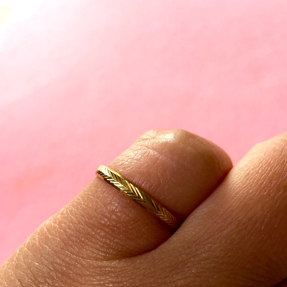 18k yellow gold diamond cut band